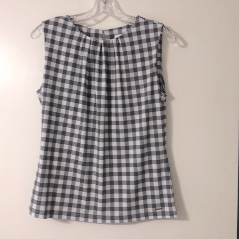 Sleeves gray and white checked top.